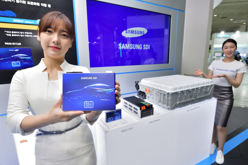 인터배터리 2018에 참가한 삼성SDI, 배터리를 들고 모델이 서 있는 사진1