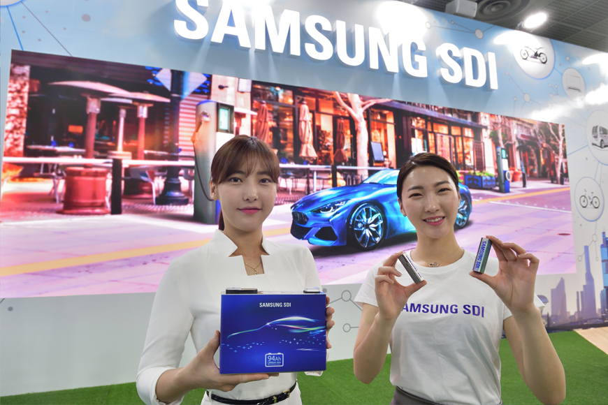 인터배터리 2018에 참가한 삼성SDI, 배터리를 들고 모델이 서 있는 사진2